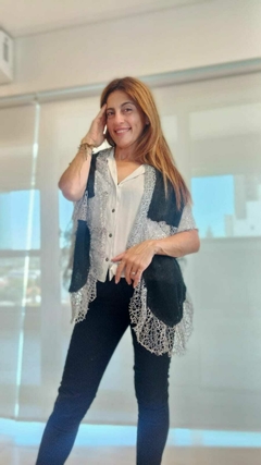 082 - BUFANDAS DE LANA BICOLOR, CON PUNTILLA