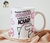 Caneca personalizada com a frase "Porque uma boa funcionária é difícil de se achar!" em fundo branco e detalhes coloridos.