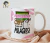 Caneca personalizada com a frase "Professora alimentada por café, movida por milagres!" e ilustração de uma professora divertida.