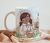 Caneca de Páscoa Criativa com ilustração de coelhinho e menina segurando ovos coloridos.