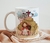 Caneca temática de Páscoa com ilustração de uma criança e elementos religiosos, incluindo a frase "Porque Ele vive".