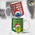 Caneca personalizada de Natal com Stitch e Grinch, apresentando o texto "Feliz Natal" em fundo vermelho e verde.