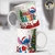 Caneca personalizada de Natal com o personagem Stitch, apresentando a frase "Feliz Natal" e decoração natalina.