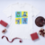 Camiseta branca com estampa colorida de Stitch em quatro poses diferentes, rodeada por presentes e uma xícara de chá.