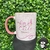 Caneca personalizada Outubro Rosa com a frase "se Ame, se Cuide" e fundo quadriculado rosa.