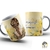 Caneca personalizada com ilustração de mulher de costas, flores e a frase "protagonista da própria história".
