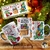 Caneca personalizada de Natal com tema do Grinch, apresentando a frase "Então é Natal, e seu presente maravilhoso sou eu!" e ilustrações de presentes e decoração natalina.