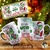 Caneca personalizada de Natal com o Grinch, apresentando a frase "Eu não gosto de Natal, eu não gosto de pessoas".
