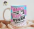 Caneca personalizada com a frase "Nasci pronta para ser rica, então virei professora (rica em conhecimento)" em fundo colorido.
