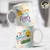 Caneca personalizada de aniversário com frases divertidas e emojis sorridentes.