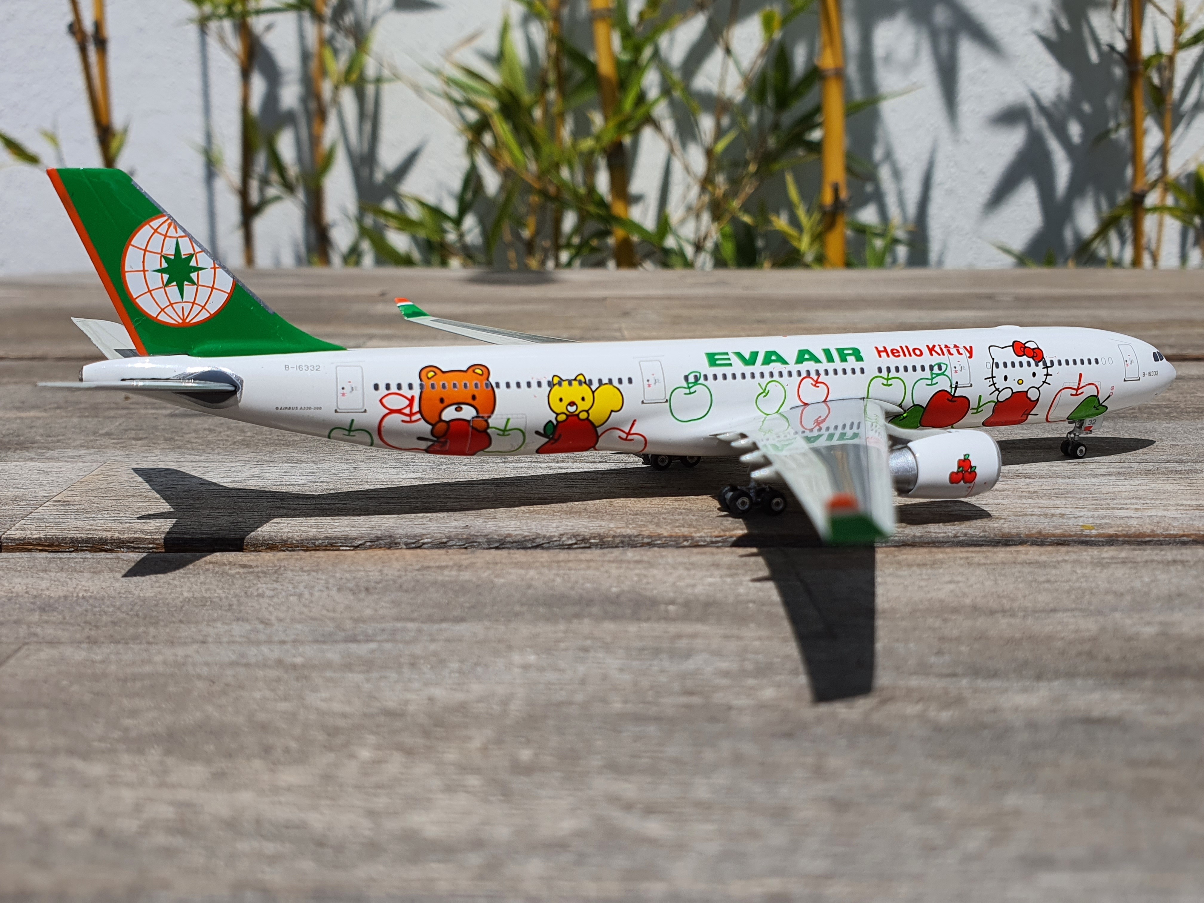 EVA AIR AIRBUS A330-300 "HELLO KITTY" 1:400 MARCA PHOENIX MODELS en internet