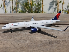 DELTA AIR LINES BOEING 757-200 (WL) N704X 1:400 NG MODELS en internet