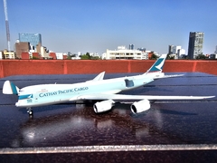 CATHAY PACIFIC BOEING 747-8F INTERACTIVO B-LIC 1:400 JC WINGS en internet