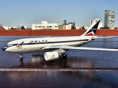 DELTA AIR LINES AIRBUS A310-300 N822PA 1:400 AEROCLASSICS en internet