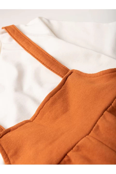 Jardineira Mostarda Pantacourt + Camiseta - loja online