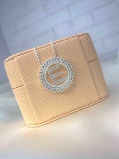 Colar Medalha Inicial Cravejada - comprar online
