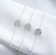 Pulseira Placa Inicial com Coração Vazado - comprar online