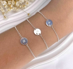 Pulseira Placa Inicial com Coração Vazado na internet