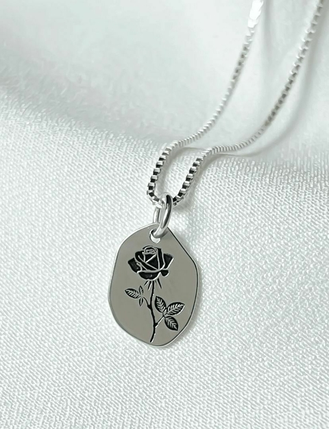 Colar Medalha Abstrata Rosa