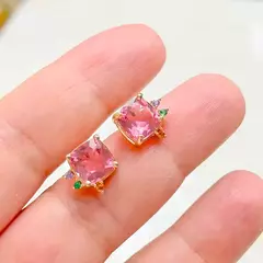 BRINCO QUADRADO ROSA • BANHO OURO 18K na internet