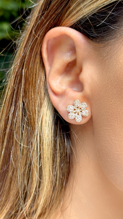 BRINCO FLOR 6 PETALAS CRAVEJADO EM ZIRCONIAS BRANCAS - comprar online
