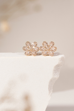 BRINCO FLOR 6 PETALAS CRAVEJADO EM ZIRCONIAS BRANCAS