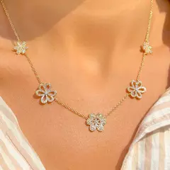 COLAR FLORES CRAVEJADAS ZIRCÔNIAS BRANCAS - comprar online