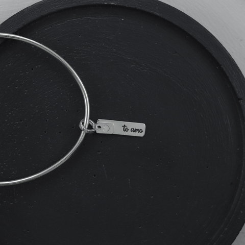 Berloque plaquinha te amo e coração vazado