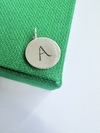 Pingente medalha letra