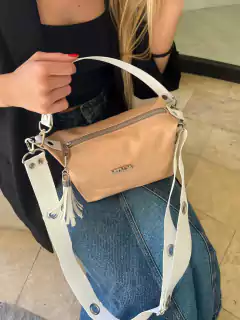 Imagen de Cartera con Manijas Rígidas más Tiras Regulables con Ojales