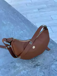 Cartera con Tiras Regulables con ojales y Hebilla, Con Cierre. en internet