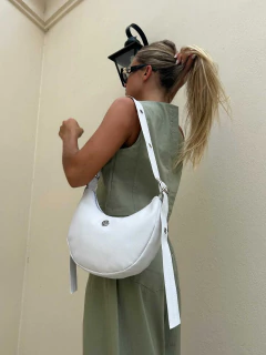Cartera con Tiras Regulables con ojales y Hebilla, Con Cierre. en internet