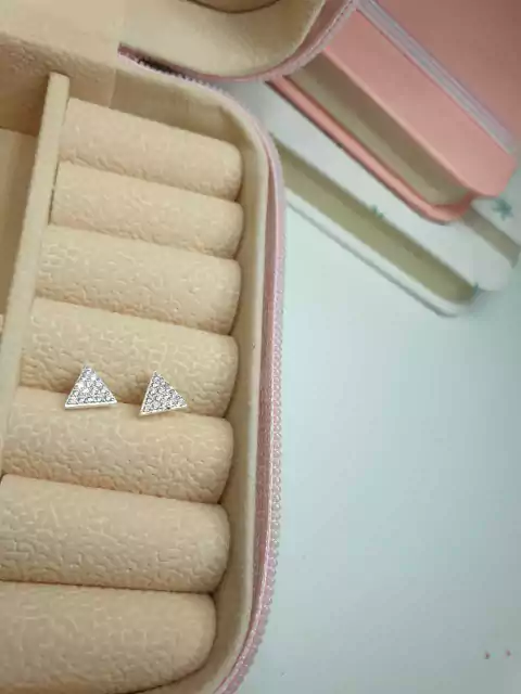 Brinco triângulo cravejado