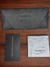 Conjunto de itens da marca Modesty, incluindo um estojo, um certificado de garantia e um pano de limpeza, 