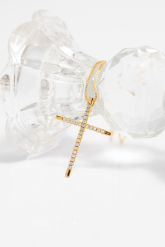 Colar com pingente de Cruz G cravejado banhado a ouro18k