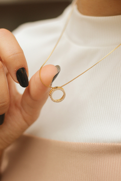 Colar Aurora pingente circulo médio com zircônias banhado a ouro18k