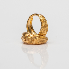 Brinco argolinha de click detalhe fosco média banhada a ouro 18 k (Dourado)