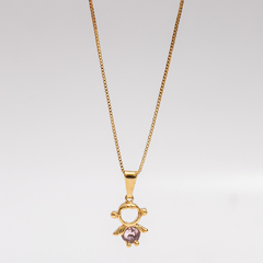 Colar pingente de menina com pedra rosa banhado a ouro 18k