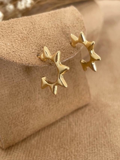 Brinco argola média spike banhado a ouro18k