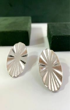 Brinco oval trabalhado ondas banhado a prata 925