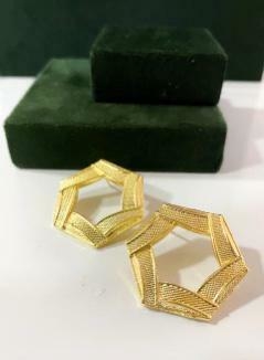 Brinco hexagonal com detalhes fosco banhado a ouro 18k