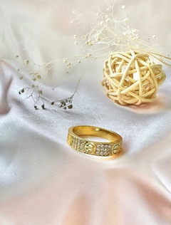Anel cinto com zircônias banhado a ouro 18k