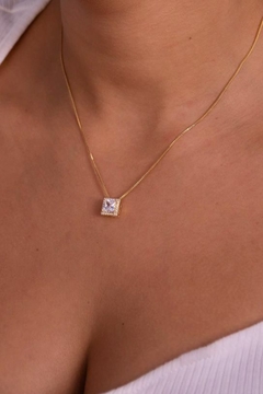 Colar PRIME ponto de luz quadrado com zircônias banhado a ouro 18k