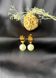 Brinco base lisa e pérola G banhado a ouro 18k