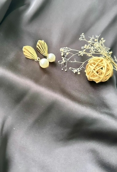 Brinco concha e pérola banhado a ouro 18k