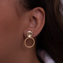 Brinco 2 círculos com um vazado banhado a ouro 18k