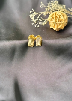 Brinco retangular pontilhado banhado a ouro 18k