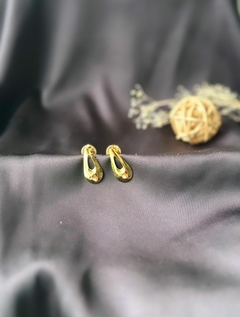 Brinco gota liso banhado a ouro 18k