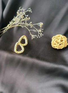 Brinco gota martelado liso banhado a ouro 18k