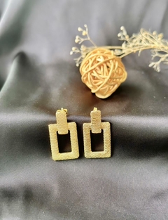 Brinco retangular vazado trabalhado base lisa banhado a ouro 18k